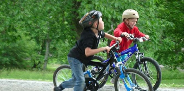 Врачи решили поддержать здоровье детей, подарив им велосипеды