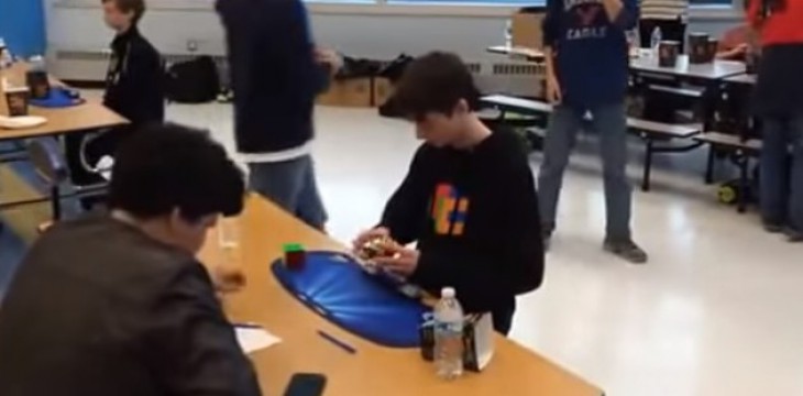 Видео: подросток из США собрал кубик Рубика за 4,9 секунд и установил новый рекорд