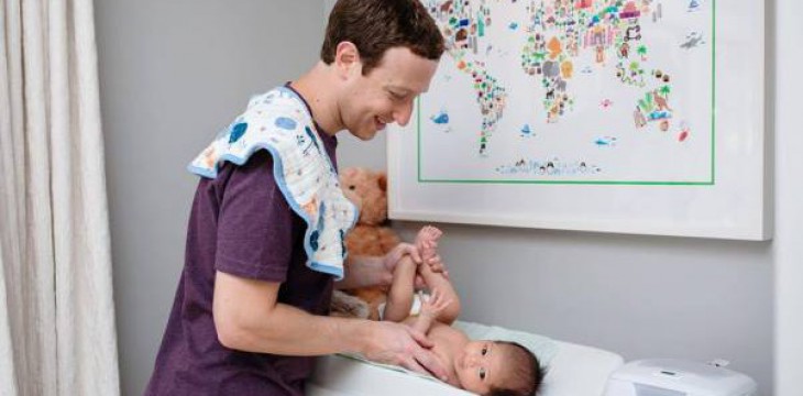 Глава Facebook ушел в декрет и с удовольствием ухаживает за новорожденной дочерью
