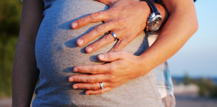 Исследователи из США определили идеальный возраст для рождения первенца
