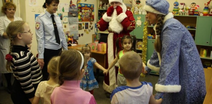 Дед Мороз в погонах в Казани раздавал подарки в многодетных семьях