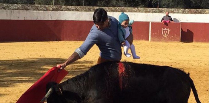 Пользователи Сети в шоке от матадора, который сражался с быком с ребенком на руках