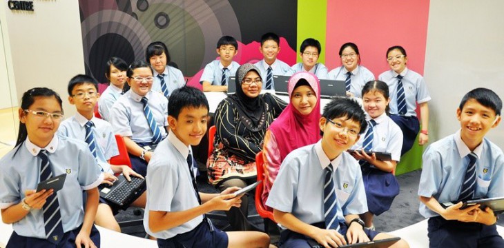 В Сингапуре школьников обязали убирать школьные дворы