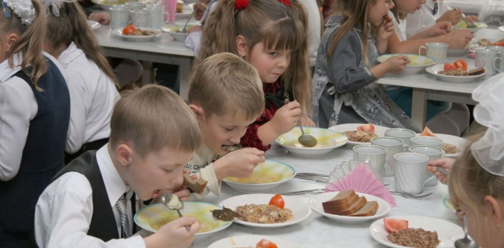 Несмотря на повышение цен на обеды, казанские школьники могут завидовать московским и питерским
