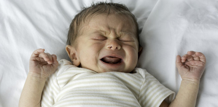 Врачи разрешили перед сном оставлять плачущего малыша одного