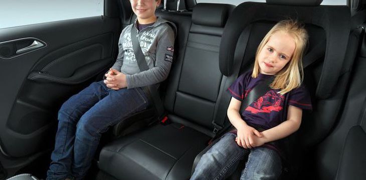 МВД считает, что школьники могут ездить на задних сиденьях автомобилей и без автокресел