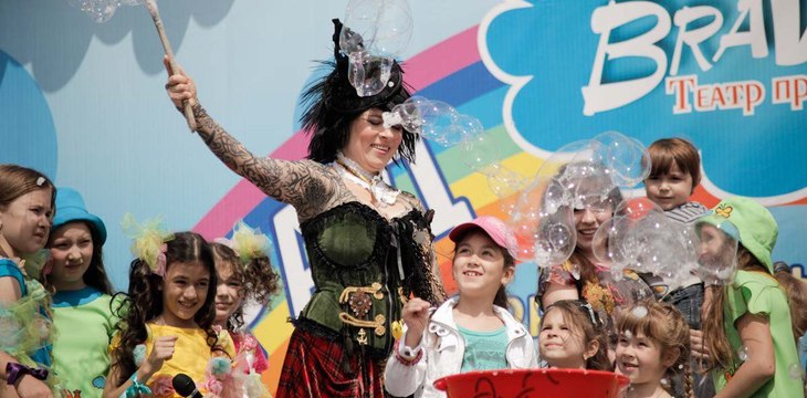 «Парад детей» в Казани: детский хит-парад, фотозона и ромашковый флешмоб